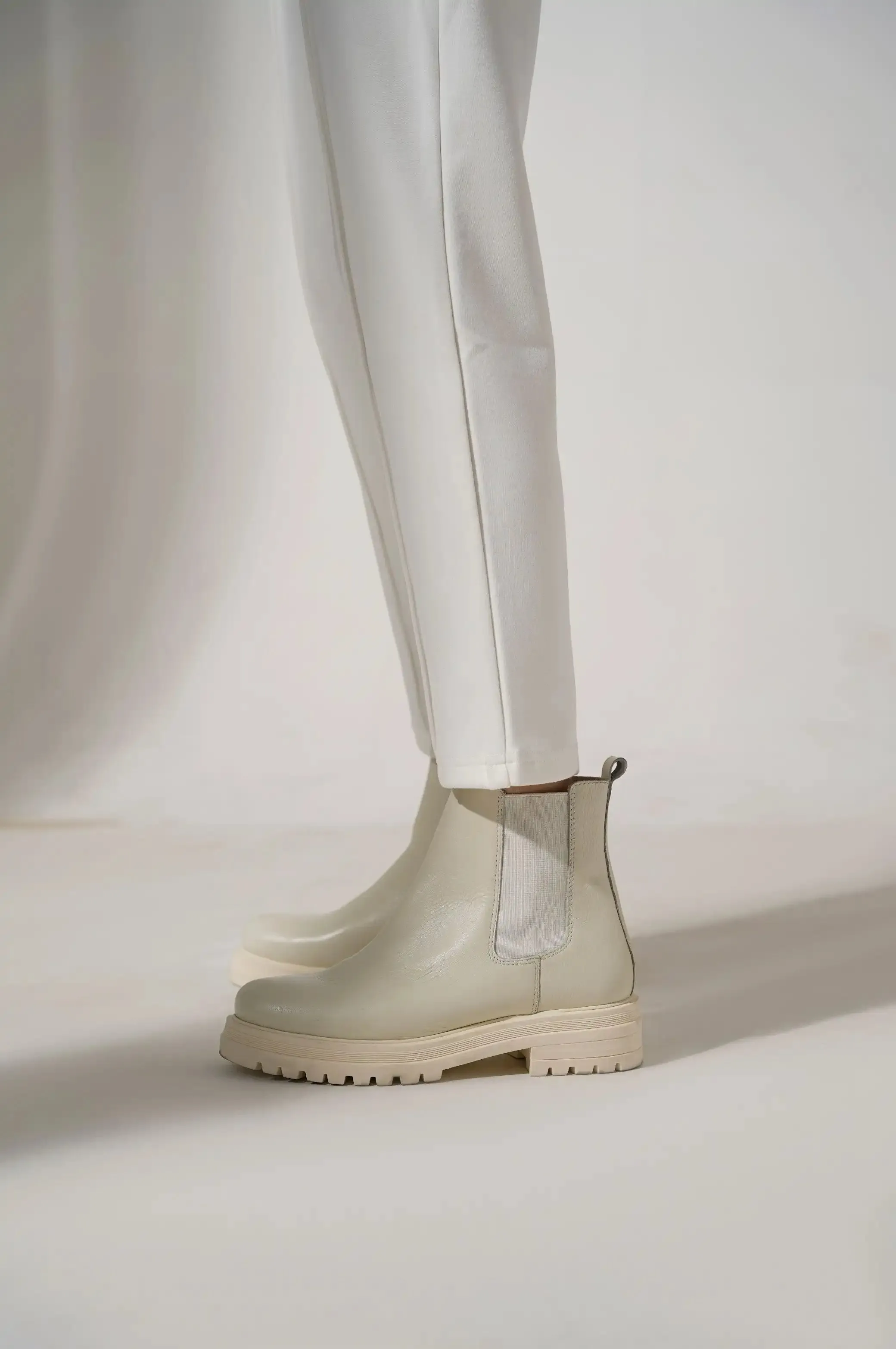 CHELSEA BOOTS