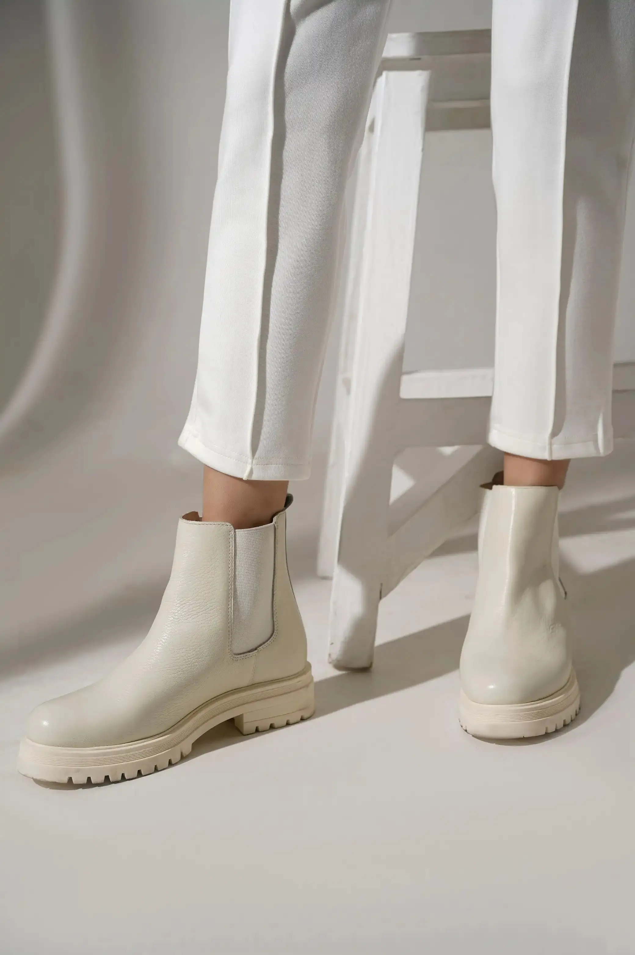 CHELSEA BOOTS