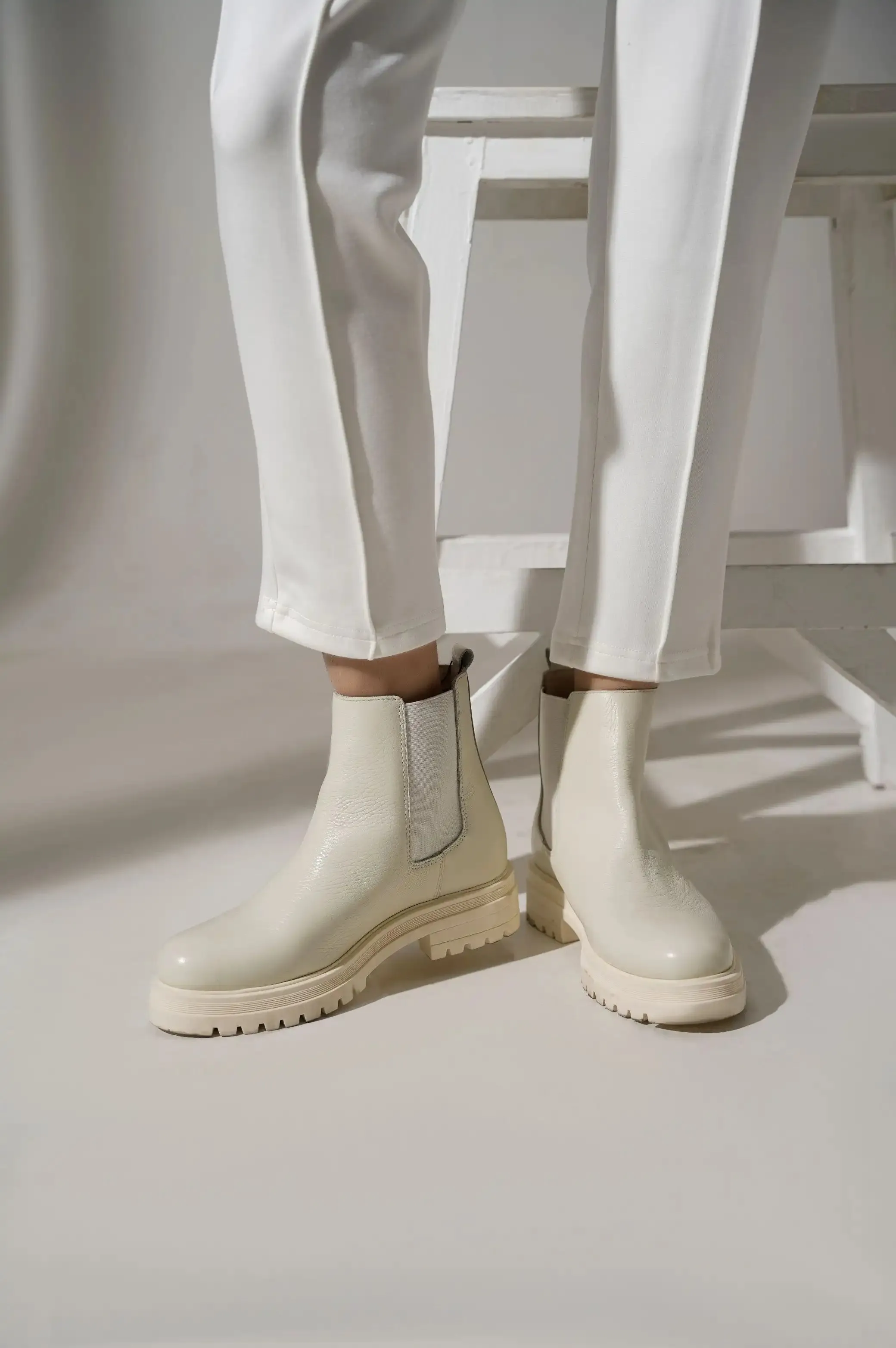 CHELSEA BOOTS