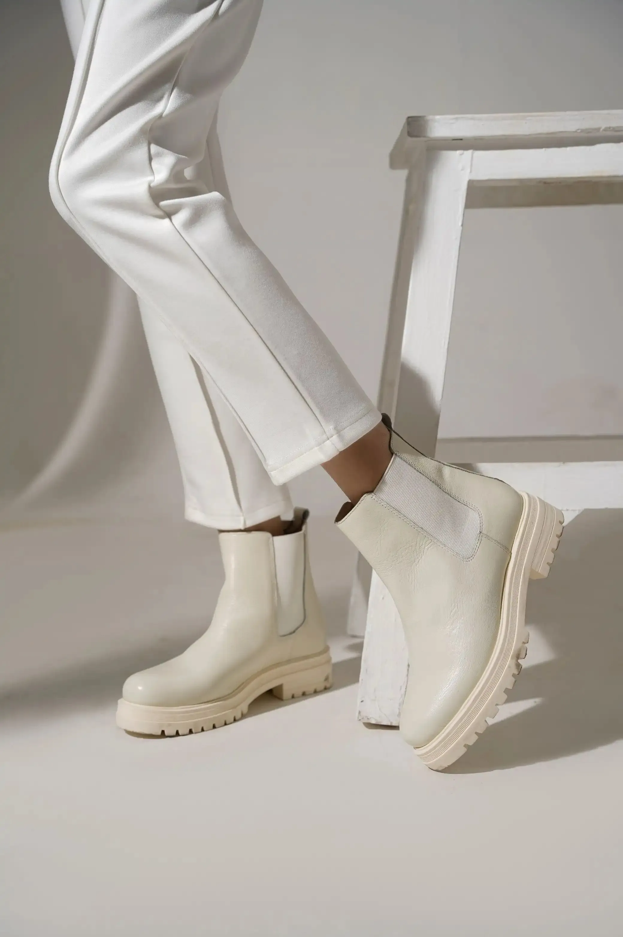 CHELSEA BOOTS