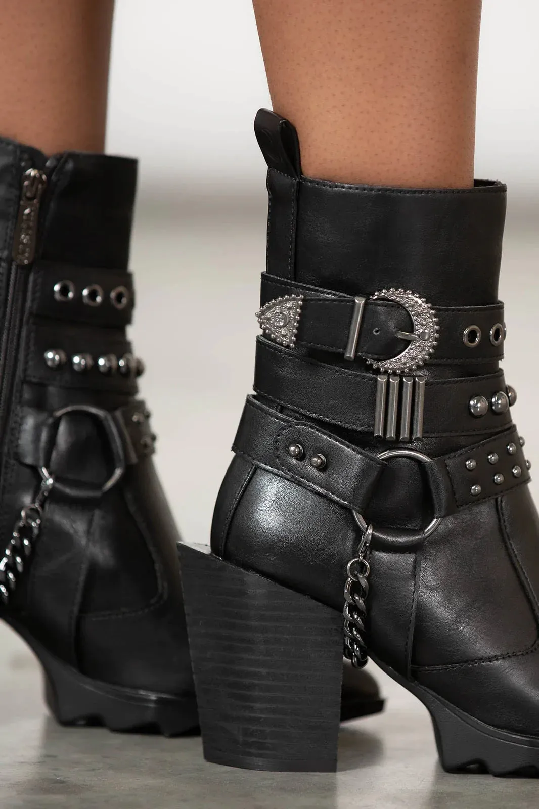 Onyx Stud & Buckle  (Only Size 6 Left!)