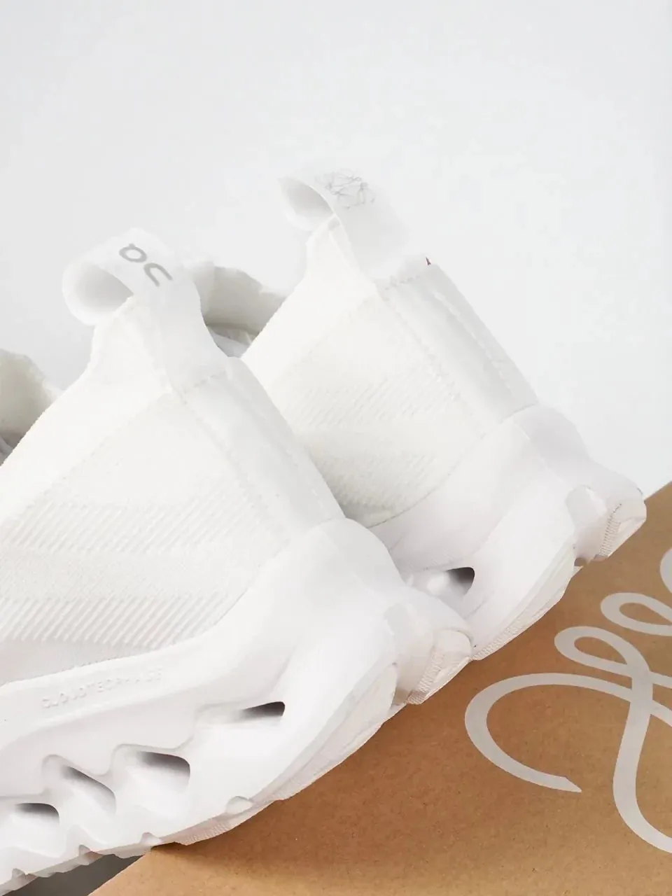 Sepatu Sneakers On Running On Cloud Swiss Loewe Cloudtilt White Authentic