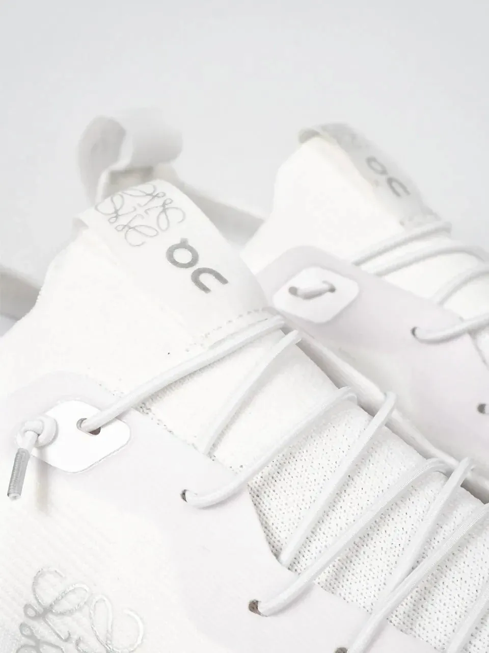 Sepatu Sneakers On Running On Cloud Swiss Loewe Cloudtilt White Authentic