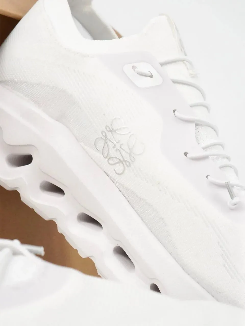 Sepatu Sneakers On Running On Cloud Swiss Loewe Cloudtilt White Authentic